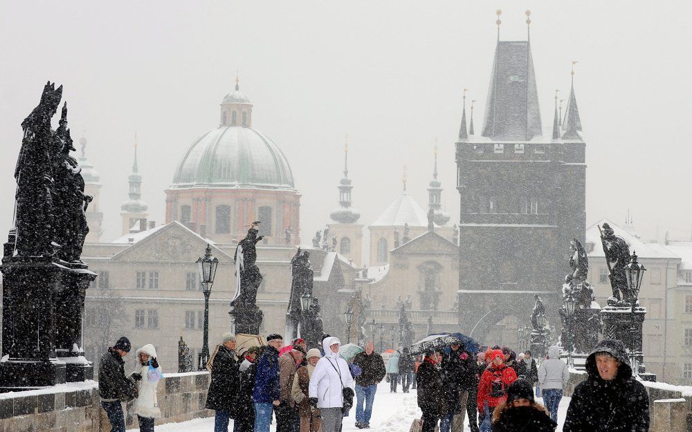 Ook in de Tsjechische hoofdstad Praag is een flink pak sneeuw gevallen. Foto EPA