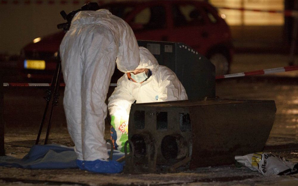 Onderzoek bij de glascontainer waar de baby gevonden is. Foto ANP