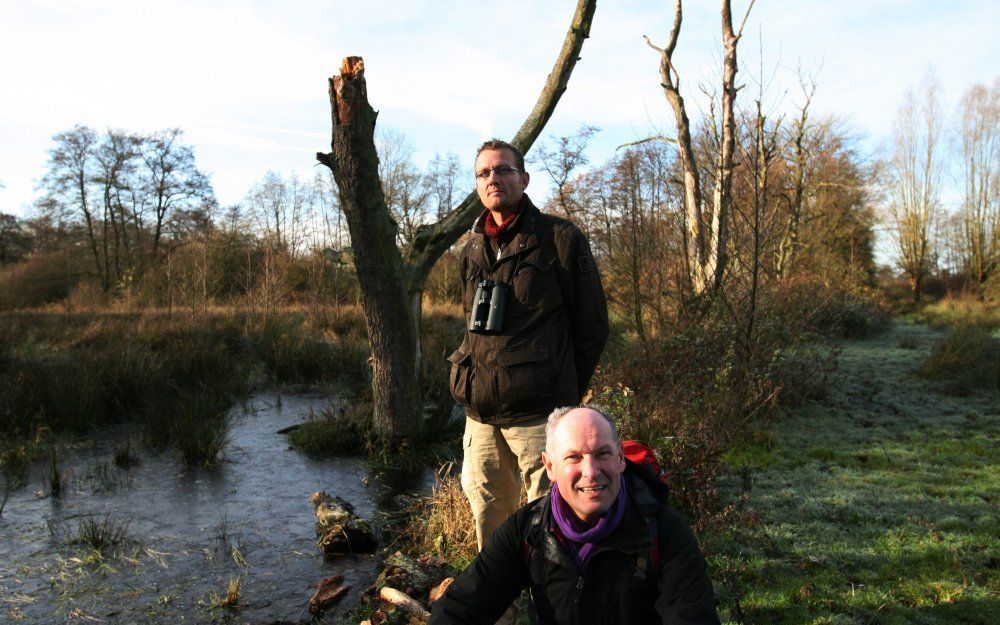 Ecoloog Robert Ketelaar (l.) van Natuurmonumenten houdt zich samen met collega-ecoloog André Jansen van de Unie van Bosgroepen al sinds 2000 bezig met de ontwikkeling van het Beekberger Woud, een vanouds zompig oerbos. Het bos laat nog op zich wachten en 