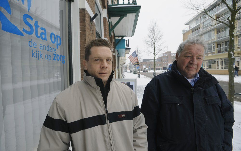 VLISSINGEN – Straathoekwerkers Bas Dekker (l.) en Huib Cornelisse gaan sinds deze week namens Sta op Zorg de straat op. Door middel van gesprekken met Vlissingse verslaafden proberen ze een vertrouwensrelatie op te bouwen. „Als je zelf verslaafd bent gewe