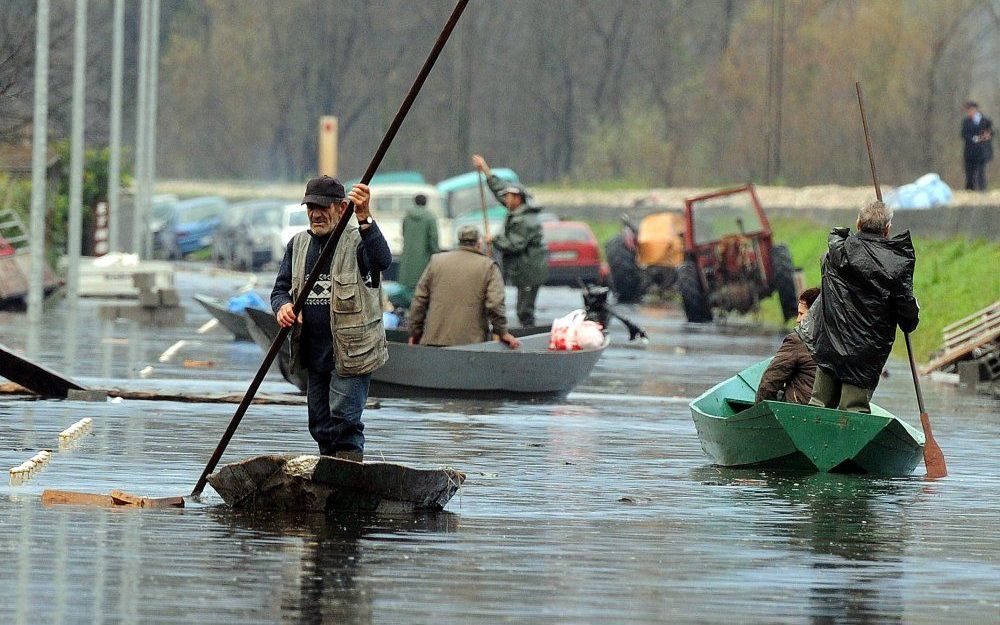 Zeventig procent van het Balkanland wordt bedreigd door het wassende water. Foto EPA