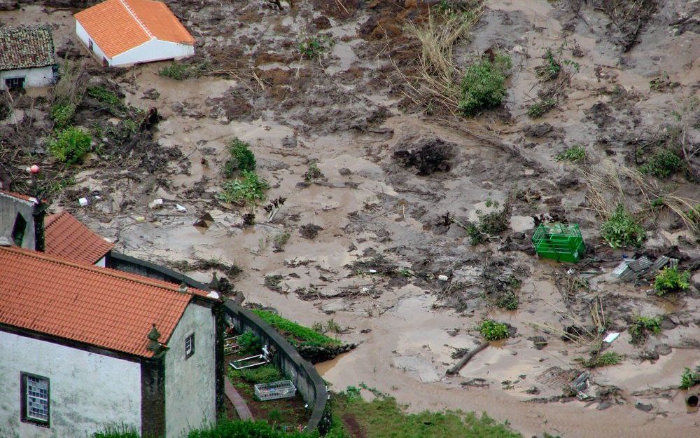 Ook dinsdag richtte de tornado in Portugal flinke schade aan. Foto EPA