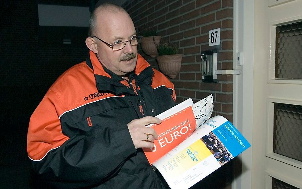 BENTHUIZEN – Postmedewerker Ries Havenaar is niet trots meer op zijn uniform. „Dat gaat snel uit als ik thuis ben.” Foto Henk Bouwman