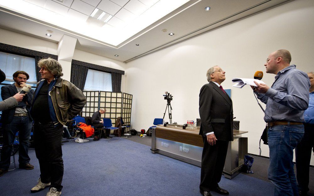 Commissievoorzitter Wim Deetman (r.) praat donderdag met de pers na afloop van de presentatie van het onderzoeksrapport over seksueel misbruik binnen katholieke instellingen. Aan de linkerkant van de ruimte staat slachtoffer Bert Smeets de pers te woord. 