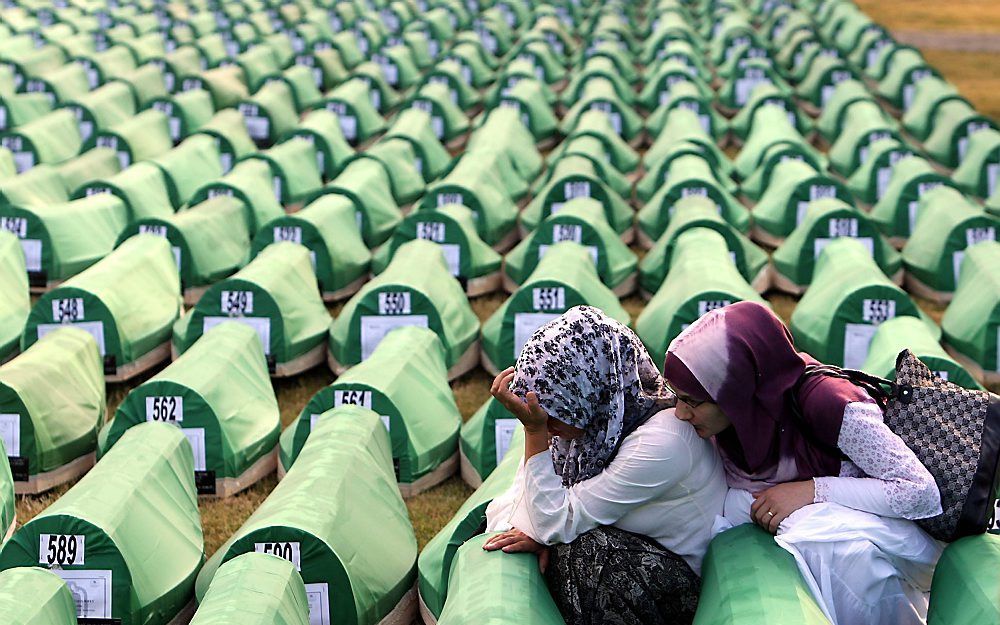 Twee Bosnische moslimvrouwen treurden deze zomer bij de doodskist van een geliefde in Srebrenica. Hij was een van de 775 geïdentificeerde mannen die op 11 juli een herbegrafenis kregen. Het was deze zomer vijftien jaar geleden dat de massamoord in Srebren