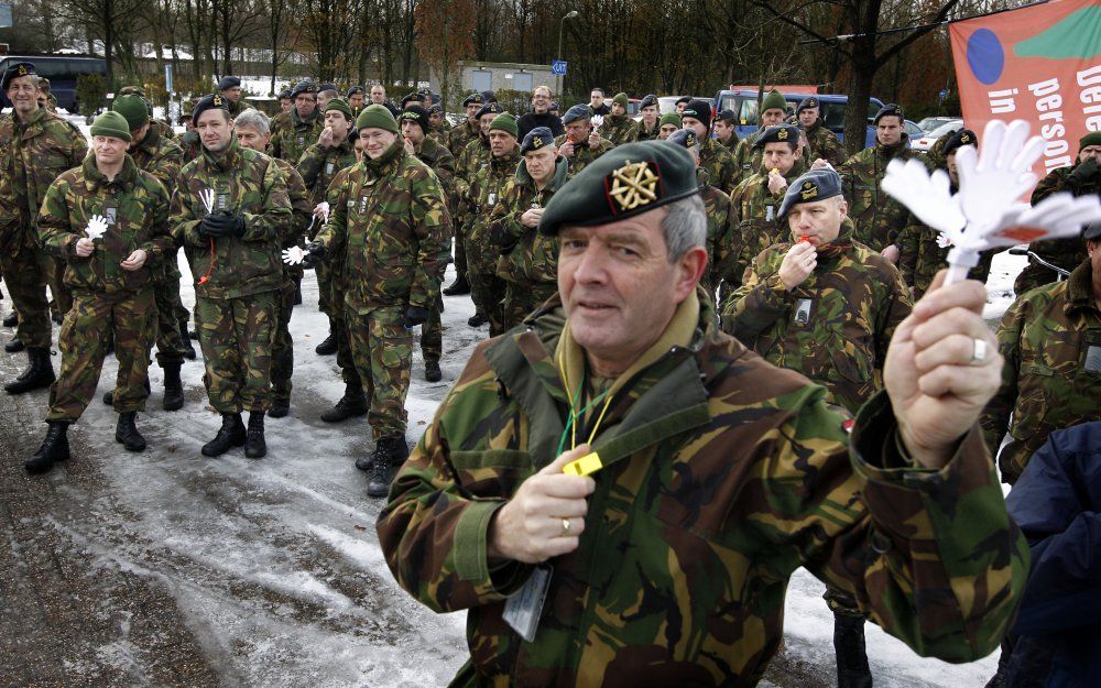 Zo’n 150 militairen van de vliegbasis in Leeuwarden hebben vrijdag geprotesteerd tegen de aangekondigde bezuinigingen bij Defensie.  Foto ANP