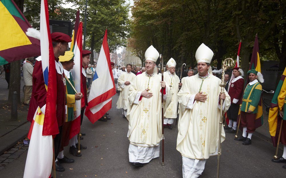 Sinds de opheffing van het processieverbod, eind jaren tachtig, neemt het aantal processies ook boven de grote rivieren toe. Foto: een processie in ’s-Hertogenbosch. Foto ANP