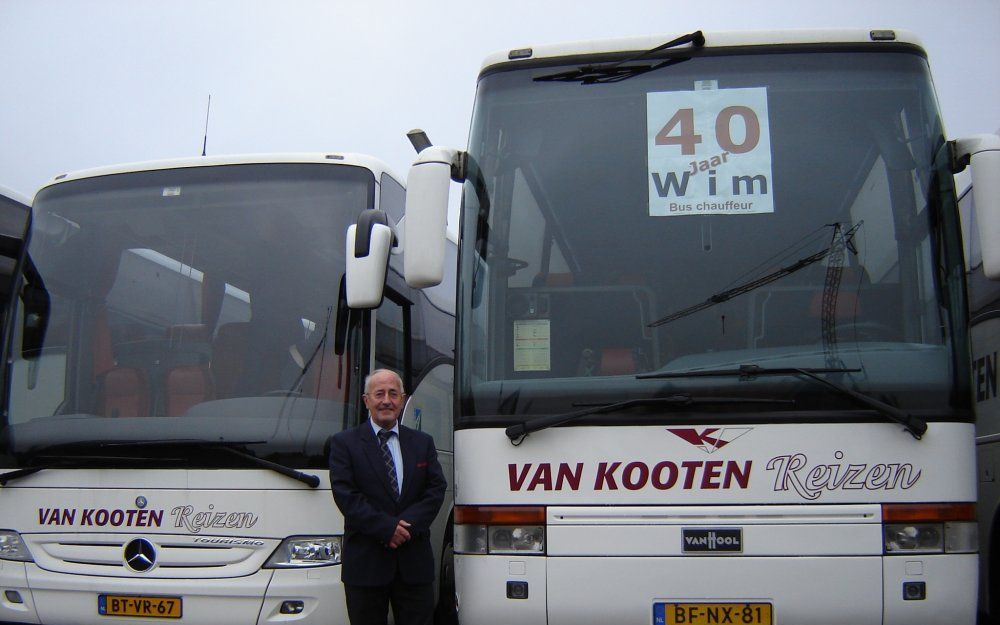 KOOTWIJKERBROEK – Wim Ruiter was onlangs 40 jaar in dienst bij touringcarbedrijf Van Kooten in Kootwijkerbroek. Foto Van Kooten BV