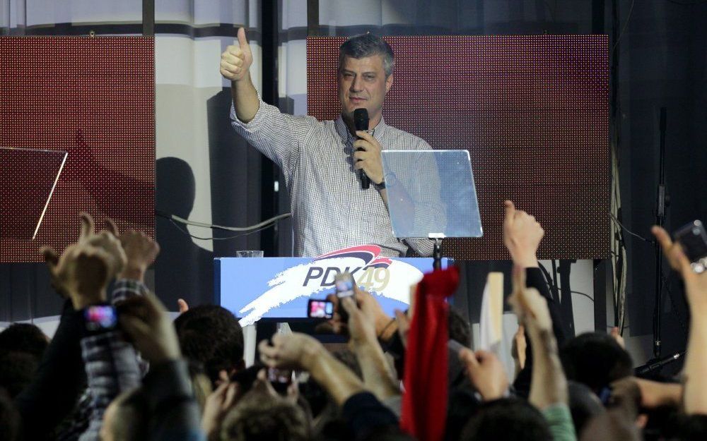 Thaci viert de overwinning. Foto EPA