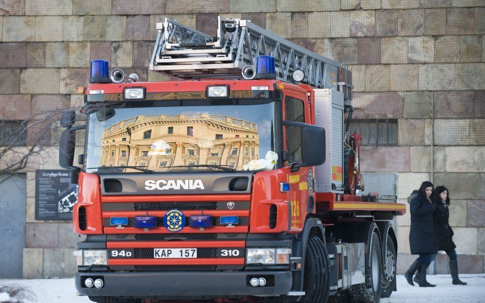 Een weerspiegeling van het Zweeds parlement in de ruiten van de brandweerwagen. Brandweerwagens staan zondag geparkeerd bij het Koninklijke Paleis en het Zweedse parlement, een dag na de dubbele bomaanslag in het centrum van de Zweedes hoofdstad. Een bela