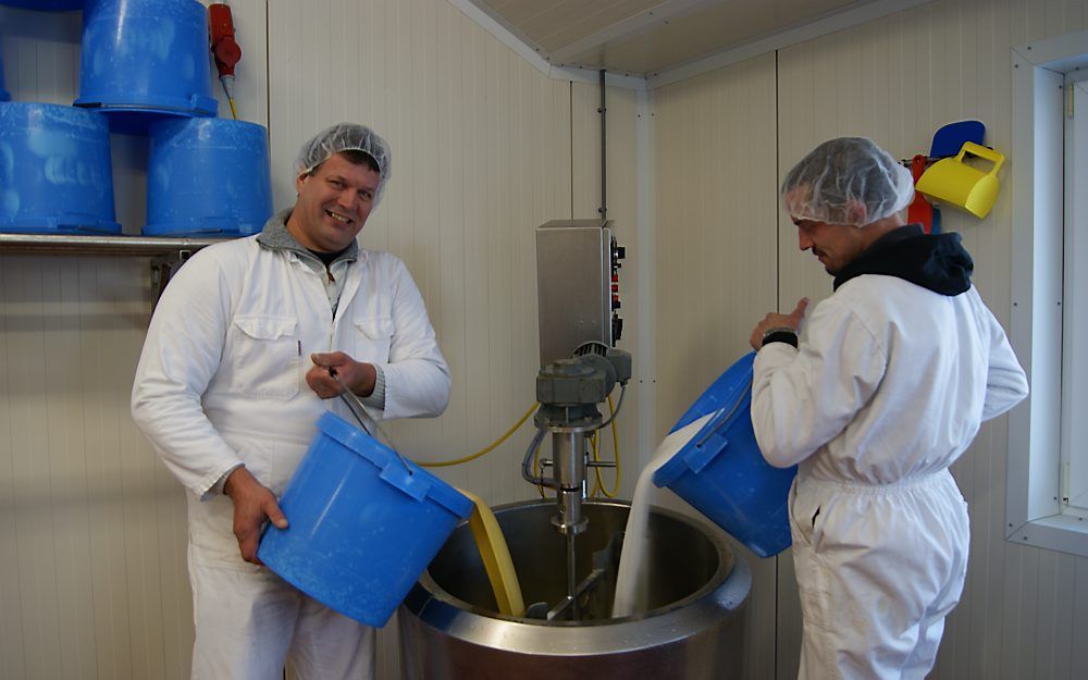 VEENENDAAL – Zorgboer Arris Hardeman (47, l.) van vof de Eekhoeve runt een Landwinkel en een beleefboerderij. Zijn nieuwste werkzaamheden bestaan uit de opvang van demente ouderen en het maken van advocaat. „We hebben een gezellige ruimte waar veertien ou