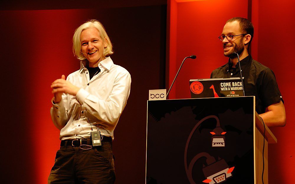 BERLIJN – Daniel Domscheit-Berg (r.) en Julian Assange tijdens een congres in Berlijn. Voormalig WikiLeakswoordvoerder Domscheit-Berg lanceert deze week OpenLeaks. Foto Flickr.com/andygee1