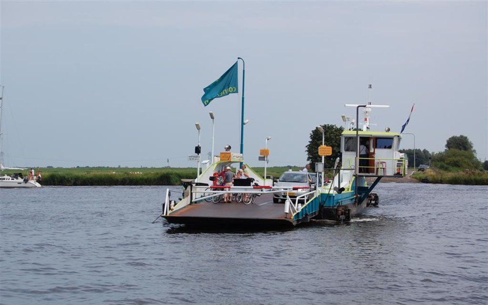 GENEMUIDEN – De veerpont tussen Genemuiden en Zwartsluis vaart in de winter niet langer op zondag. Dit leidde zondag tot een lange rij onwetende automobilisten en fietsers aan de veerhoofden. Volgens Connexxion draait de veerverbinding al jarenlang met ve