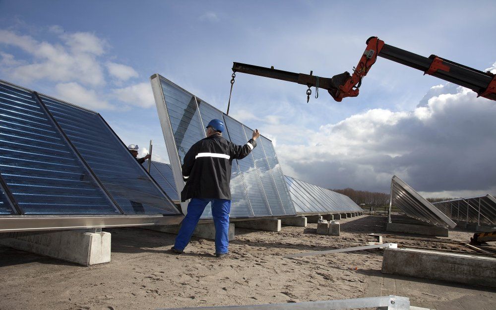 Werkzaamheden bij de installatie van 520 zonnecollectoren op het Zoneiland Almere. De energie opgewekt door de collectoren wordt gebruikt om water voor 2700 woningen te verwarmen. Foto ANP