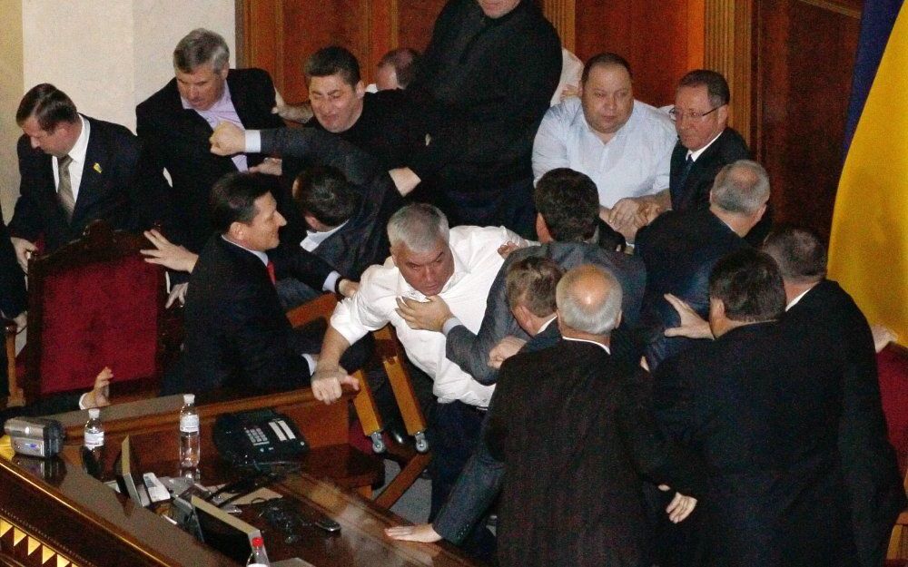 Vechtpartijn in het parlement. Foto EPA