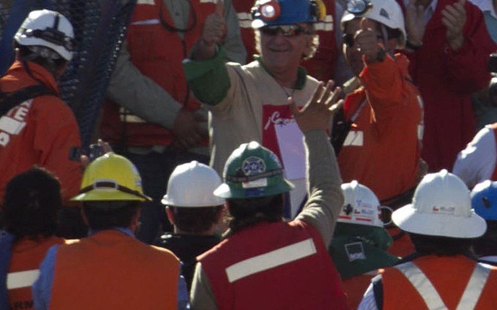 José Henriquez steekt zijn duim op nadat hij op 13 oktober als 24e kompel uit de Chileense San Josémijn is gered. Foto EPA