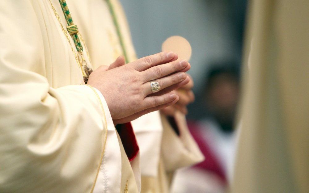 Het bisdom Den Bosch heeft jarenlang dossiers vernietigd waarin informatie stond over seksueel misbruik gepleegd door priesters. Dat melden NRC Handelsblad en de Wereldomroep zaterdag. Foto ANP