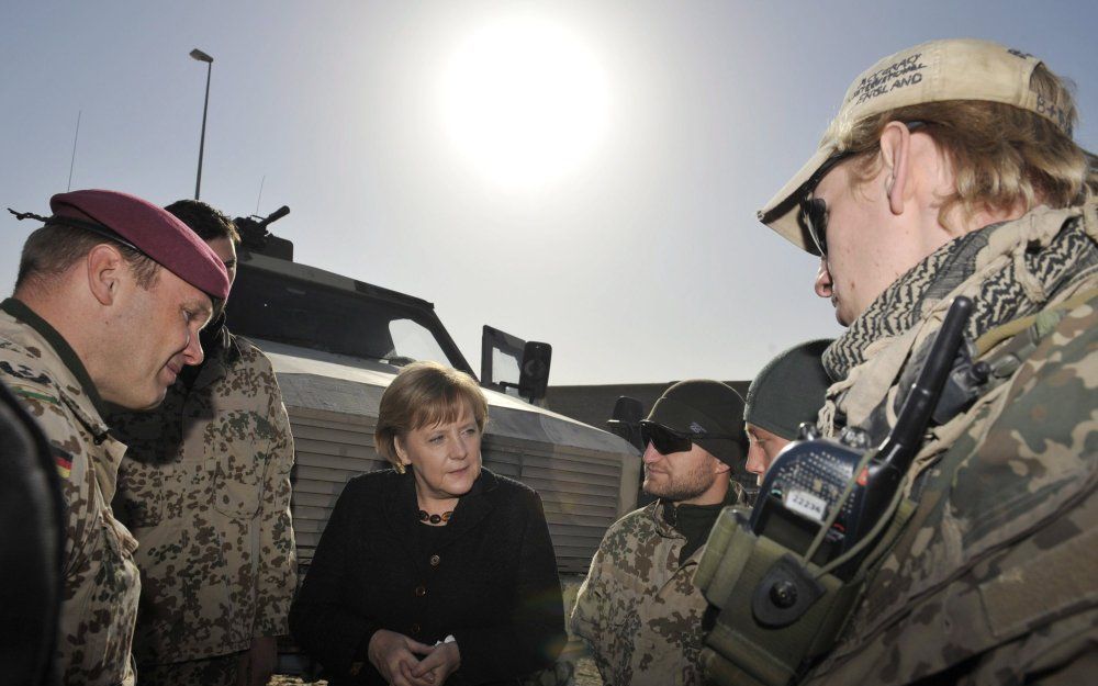 De Duitse bondskanselier Angela Merkel heeft zaterdag een bliksembezoek gebracht aan Afghanistan. Ze landde ‘s ochtends in de noordelijke provincie Kunduz, waar de Duitse troepen gelegerd zijn. Foto EPA