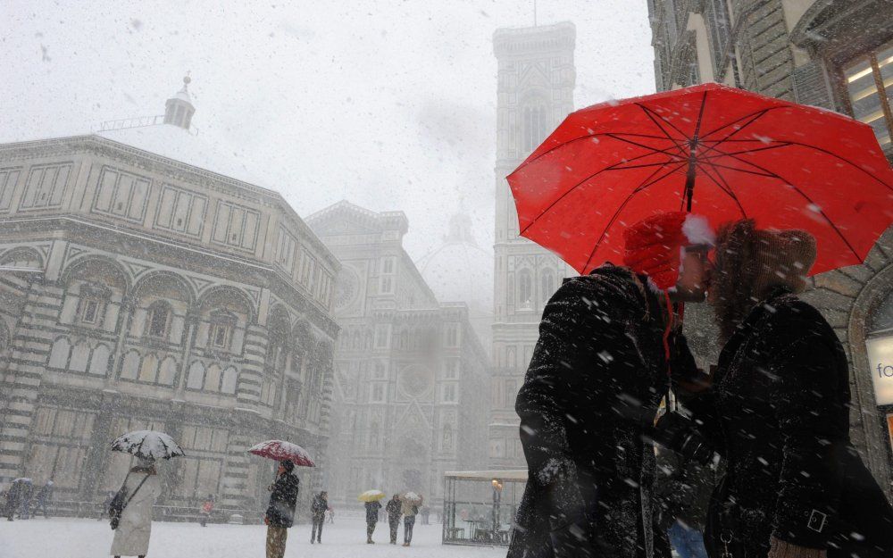 Het barre weer zorgt voor chaos in Italië. In de regio Toscane zijn tal van wegen ondergesneeuwd. Verder zijn in winterse omstandigheden zeker twee mensen om het leven gekomen. Foto EPA