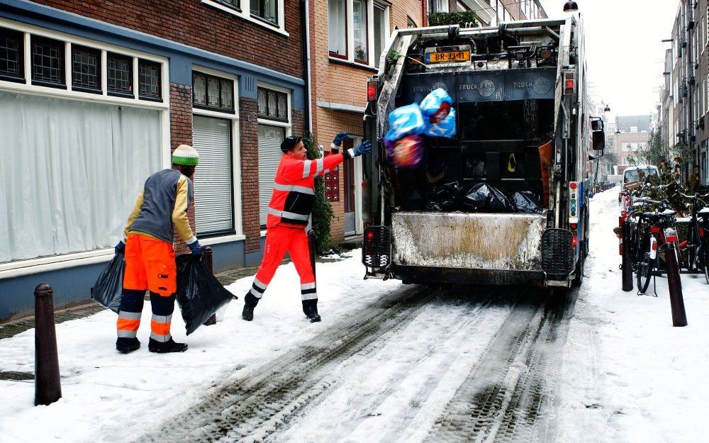 Vuilnismannen bezig in Amsterdam. Foto ANP