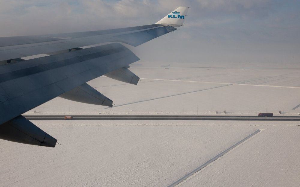 De KLM-vlucht KL 430 vanuit Dubai komt maandag aan op een besneeuwd Schiphol, langs de A5 naar Haarlem. Foto ANP