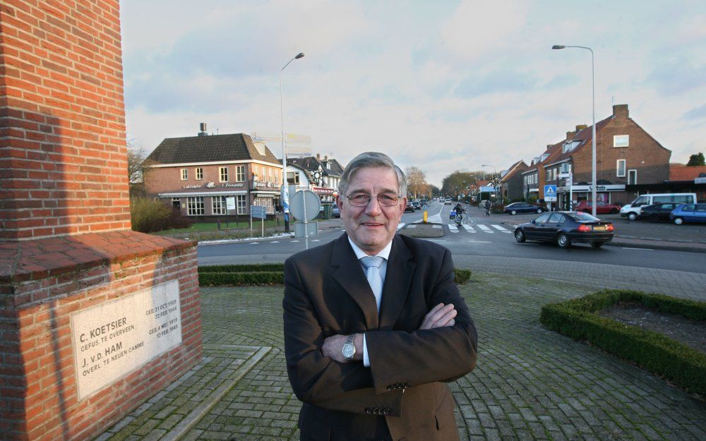 RENSWOUDE – M. Teunissen op de rotonde in het midden van Renswoude. De SGP’er neemt na 27 jaar afscheid van de raad. „Ik was als tweede man van de fractie vooral dienend bezig.” Foto RD, Anton Dommerholt