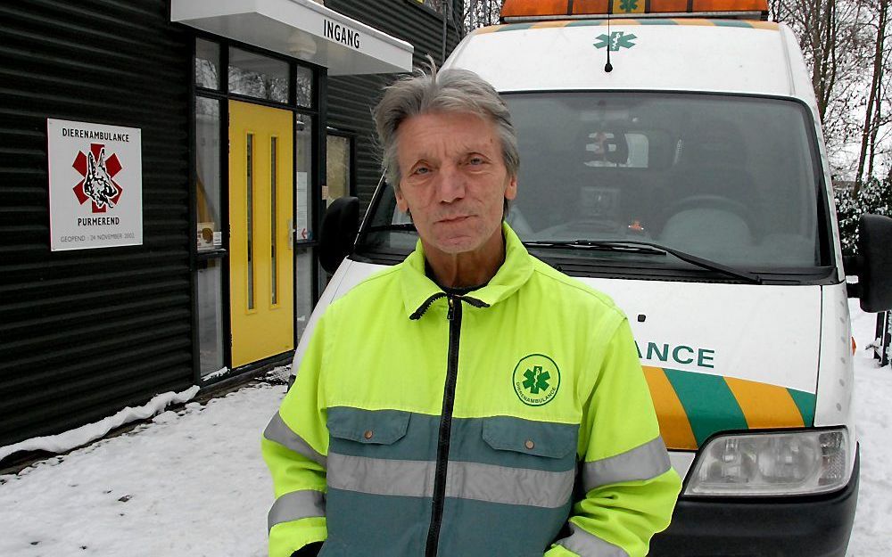 PURMEREND – Pim Langereis bij een van de voertuigen van de dierenambulance in Purmerend. „Soms gooien mensen een groot stuk stokbrood of een bloemkoolstronk naar buiten. Zoiets kan klem komen te zitten in de hals van een zwaan. Wij moeten zo’n brok er dan