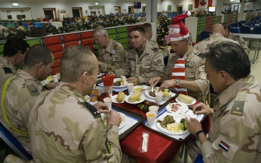 Nederlandse militairen tijdens een kerstdiner op kerstavond in Kandahar, Afghanistan. Op deze avond brachten onder meer CLAS generaal Bertolee en commandant luchtmacht generaal Jansen een bezoek aan de Nederlandse militairen op Kandahar. Foto ANP