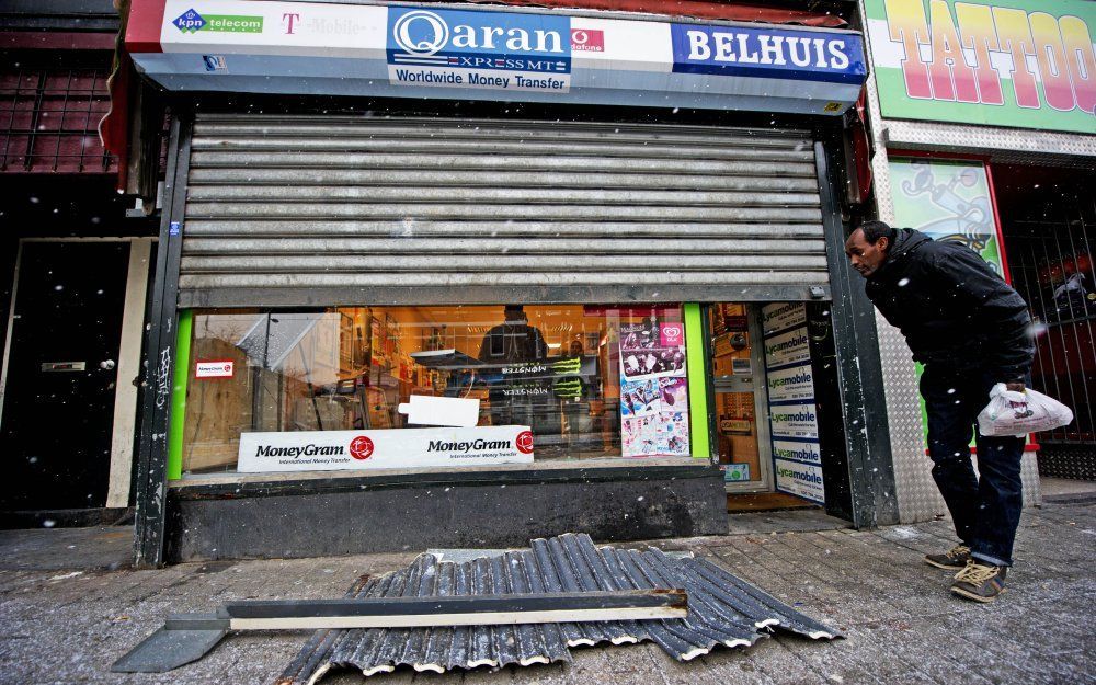 Een van de belwinkels in Rotterdam-West waar de Nationale Recherche vrijdagavond een inval heeft gedaan, is zaterdagavond nog een ravage.  Foto ANP