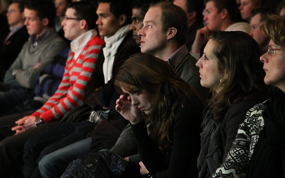 DOORN – De stichting Jij daar! presenteerde maandagavond in Doorn haar nieuwe lezing over popmuziek. Er kwamen zo’n 1500 jongeren op af. Gastheer was dr. H. van den Belt, spreker Koos de Jong. Foto VidiPhoto