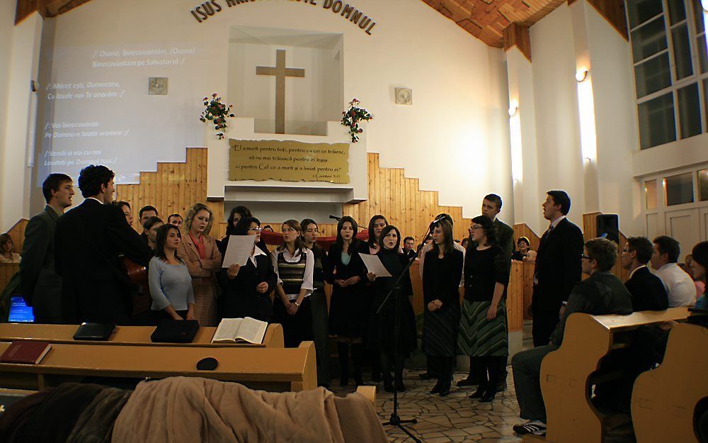 Samenkomst van een baptistengemeente in Roemenië. Het aantal evangelicale christenen in het Oost-Europese land groeit, terwijl de bevolking als geheel krimpt. Foto RD