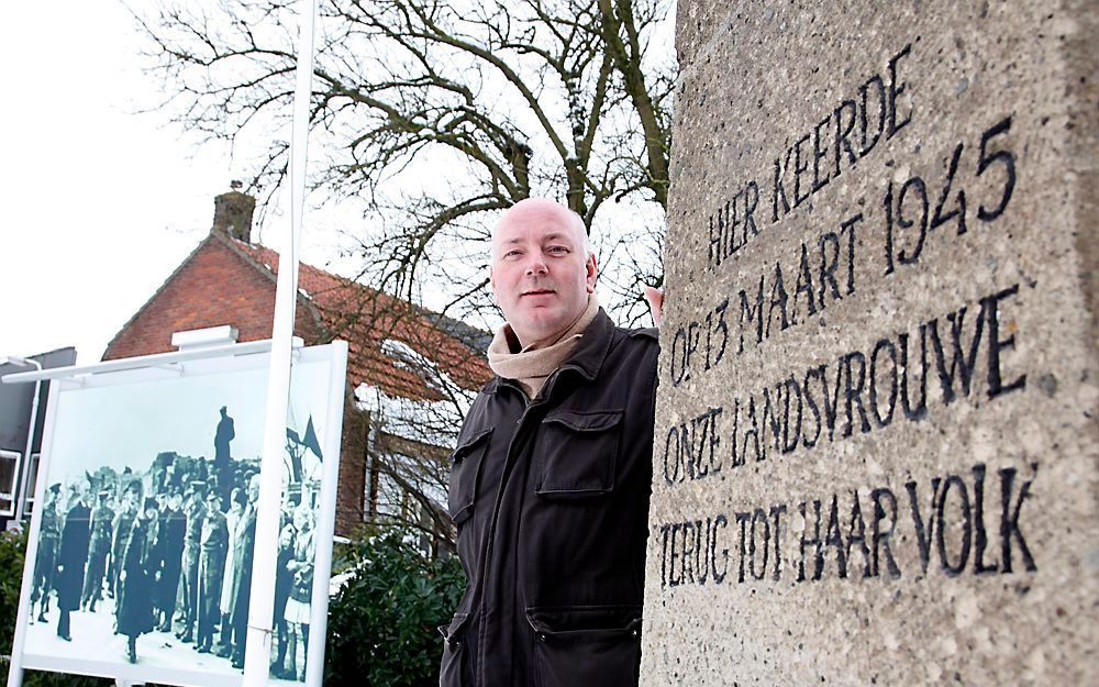 Arco Willeboordse bij het monument dat herinnert aan de komst van koningin Wilhelmina in Eede. Foto Camile Schelstraete.