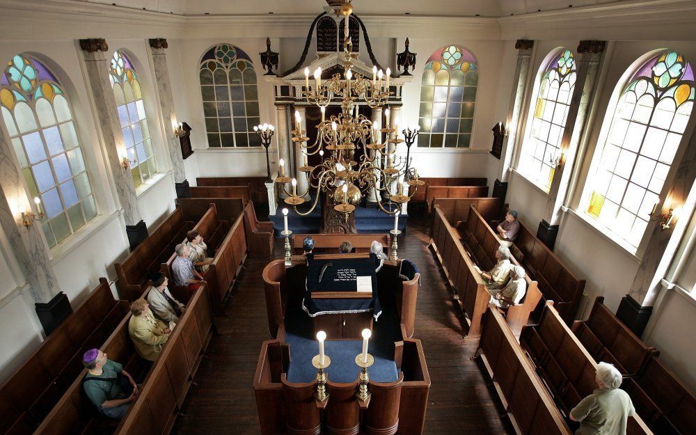 Joden lazen lang Grieks in synagoge. Foto ANP