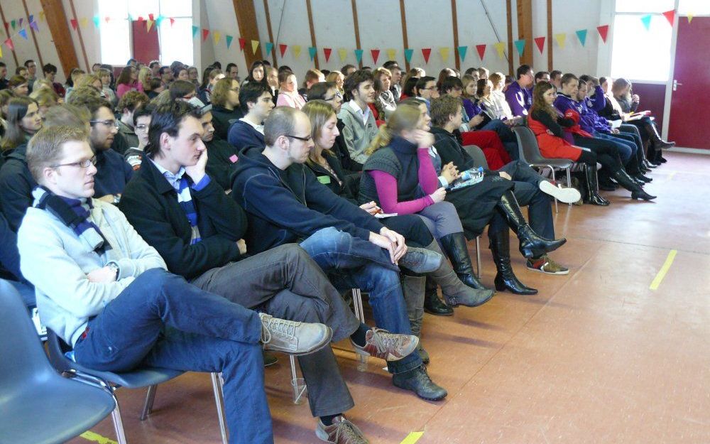 VELDHOVEN  – CSFR-studenten dachten tijdens de winterconferentie in Veldhoven na over duurzaamheid. „Bid voor je consumptiegedrag”, stelde onderzoekster Martine Vonk. Foto RD