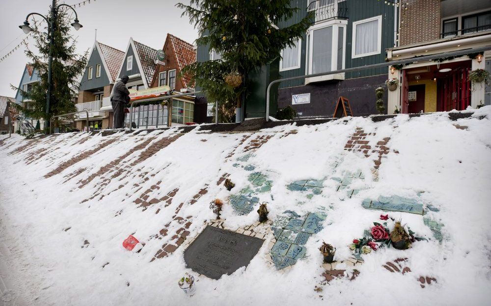 Op de voorgrond het monument, op de achtergrond café Het Hemeltje waar tien jaar geleden veertien jongeren omkwamen.  Foto ANP