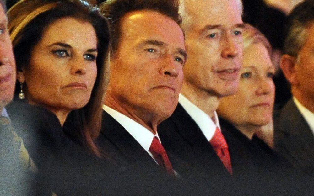 Schwarzenegger (m.) geflankeerd door zijn vrouw. Foto EPA