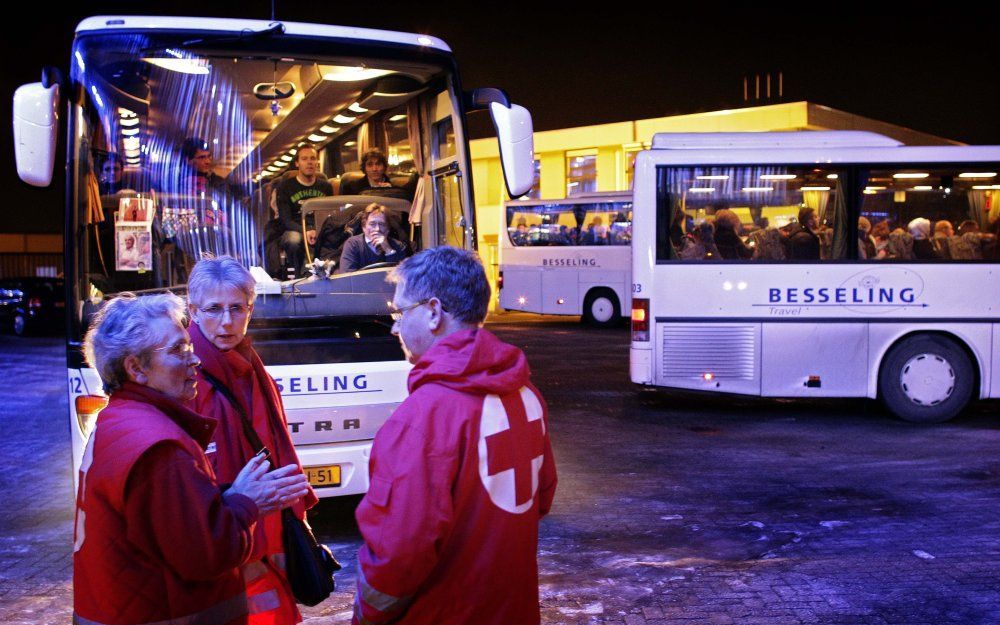 Passagiers van de trein zitten klaar in bussen voor verder vervoer. Een internationale trein afkomstig uit Duitsland is maandagavond in de buurt van station Barneveld ontruimd wegens verdacht gedrag van een passagier. Foto ANP