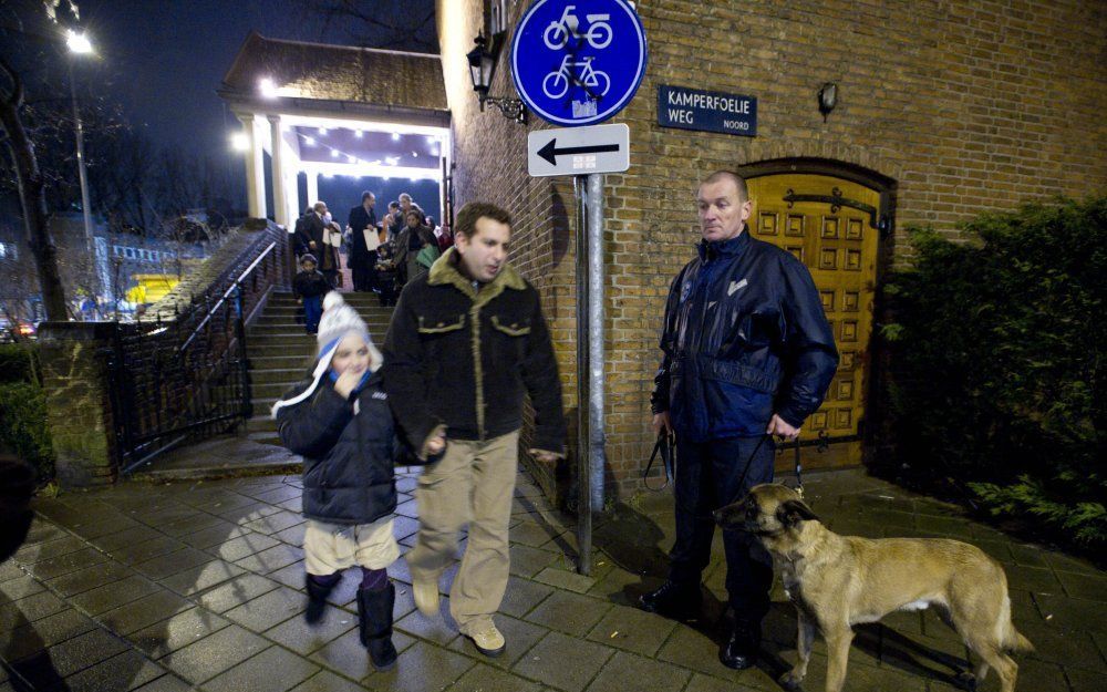 Leden van de Koptische kerk in Amsterdam komen donderdag uit de kerk aan de Mosstraat na de kerstviering. Foto ANP