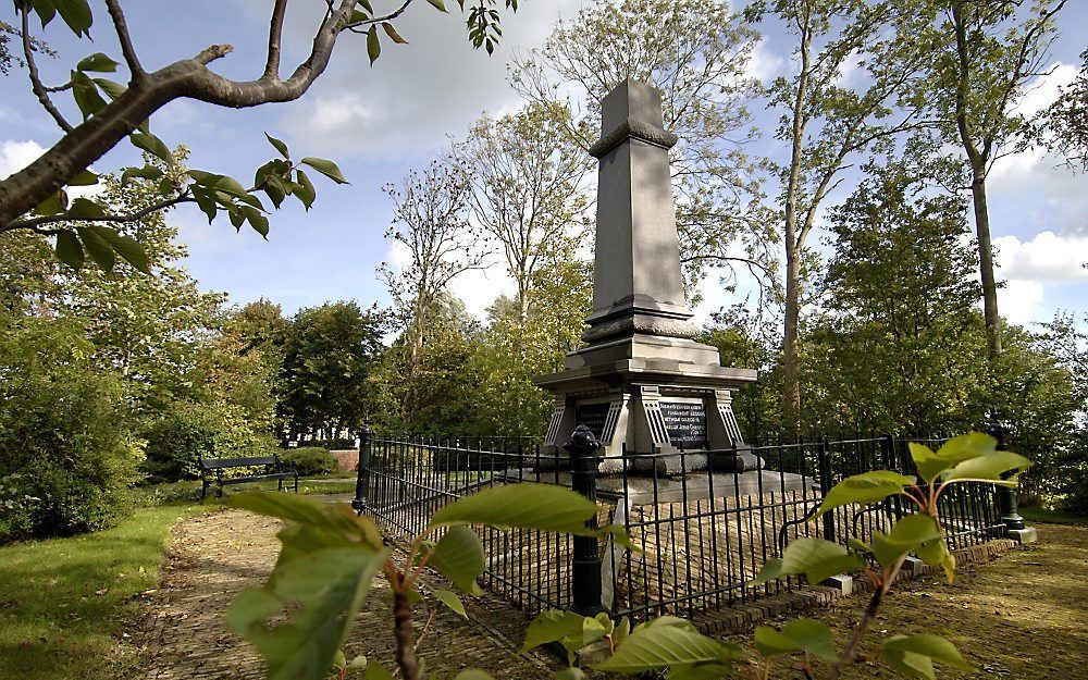 WITMARSUM – Het Menno Simonsmonument in het Friese Witmarsum, opgericht op 11 september 1878. Anders dan de bedoeling was, komt er geen groot Menno Park rond het monument. Menno Simons geldt als de vader van de doopsgezinden.	Foto Northview