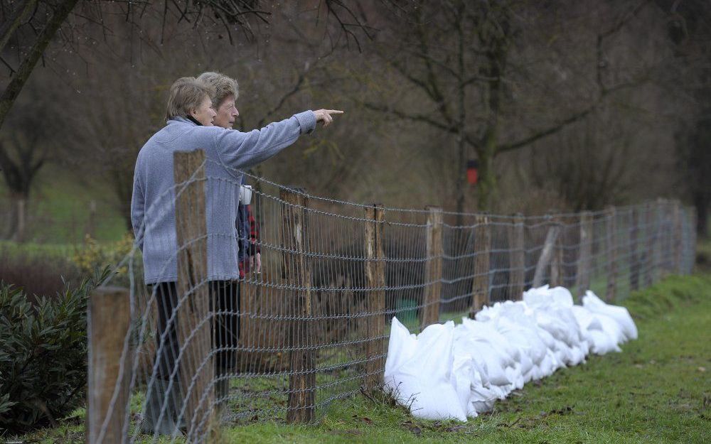 Aan het eind van de zaterdagochtend wordt bij Maastricht de hoogste waterstand verwacht.  Foto ANP