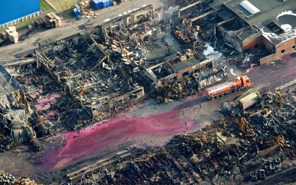 MOERDIJK – Bij het chemiebedrijf Chemie-Pack in Moerdijk werd maandagmorgen het door chemicaliën gekleurde bluswater weggezogen. Het bedrijf werd woensdag door een grote brand volledig verwoest. Links op de foto (witte stip) hangt een meetinstrument aan e