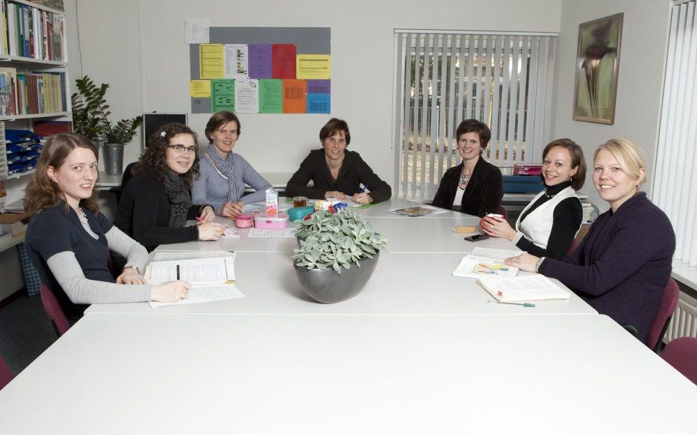 Het team van de reformatorische Calvijnschool in Amersfoort kent slechts twee mannen: de conciërge-ict’er en een lio-stagiair. „De aanwezigheid van mannen geeft een zeker evenwicht.” Foto RD, André Dorst