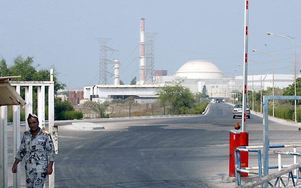 Een Iraanse soldaat voor de kerncentrale in de Iraanse stad Bushehr. Foto EPA