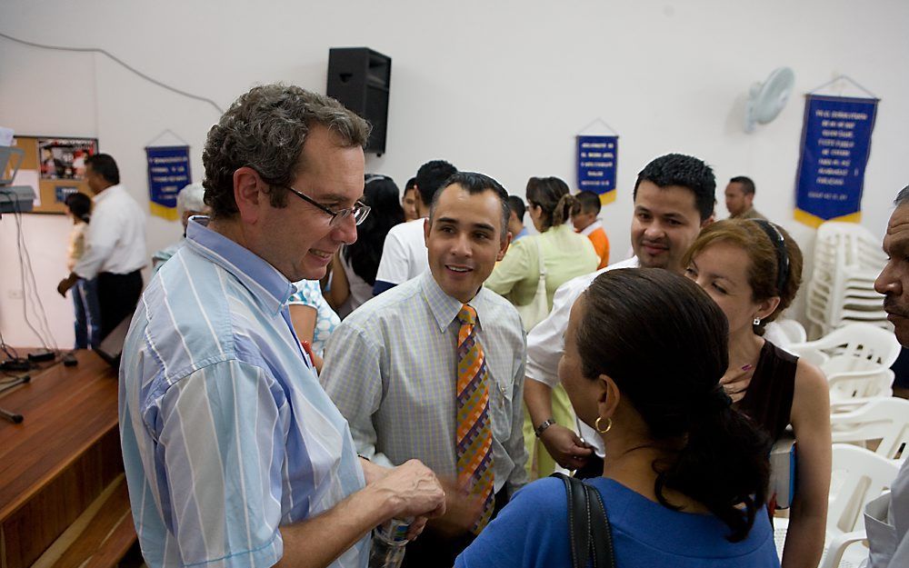 Zendingswerker Fernando Larzabal in gesprek met Colombiaanse christenen na afloop van een kerkdienst in de Iglesia Bautista Berea, een baptistengemeente in de stad Pereira. Foto RD