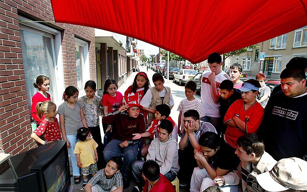 Als Turkije meedoet aan een voetbalkampioenschap, is de steun van Turks-Nederlandse jongeren verzekerd. In hun nationalistische gevoelens vormen veel Turkse jongeren het tegenovergestelde van Marokkanen, die eerder neerbuigend praten over hun eigen taal e