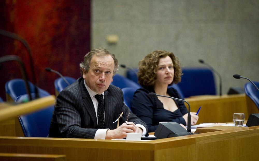 Staatssecretaris Henk Bleker van Economische Zaken, Landbouw en Innovatie en Edith Schippers minister van Volksgezondheid, Welzijn en Sport luisteren naar een spreker, woensdag in de Tweede Kamer in Den Haag tijdens een dabat over de aanpak van Q-koorts. 