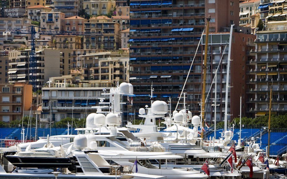 Een jacht in de haven van Monaco. Foto EPA