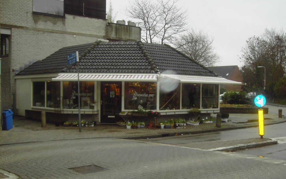 De eigenares van winkel Bloemidee2907 in de Capelse wijk Schollevaar werd maandag bruut overvallen. Het was de derde winkeloverval in korte tijd. Foto A. M. Alblas