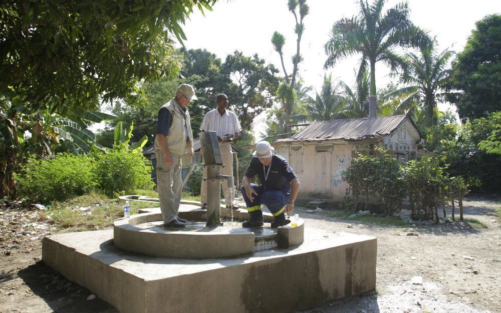 Noodhulpcoördinator Jos Joosse (l.) onderzoekt samen met een Duitse waterdeskundige de waterkwaliteit in een dorpje in de buurt van het Haïtiaanse provinciestadje Léogane. Foto Sjaak Verboom