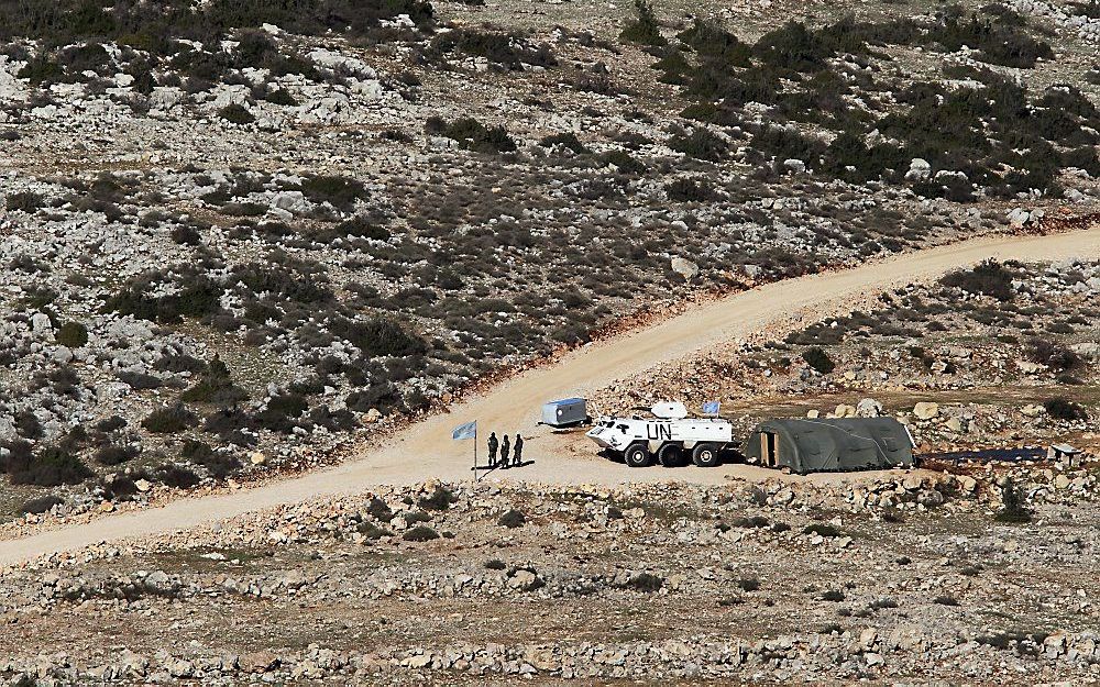 Een VN-eenheid patrouilleert langs de grens tussen Israël en Libanon. Na de val van het Libanese kabinet, woensdag, is de spanning in de regio flink toegenomen. Foto EPA